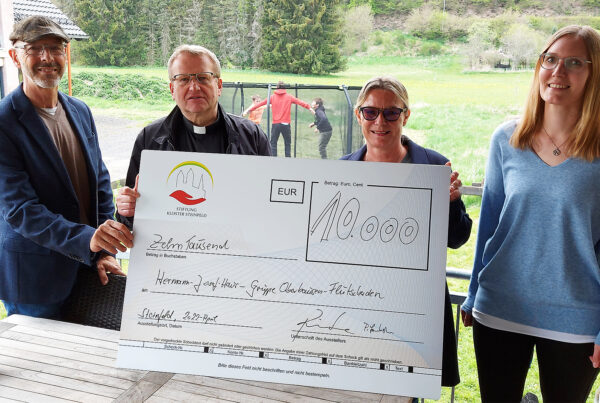 Herrmann Josef Haus Scheckübergabe 05_22