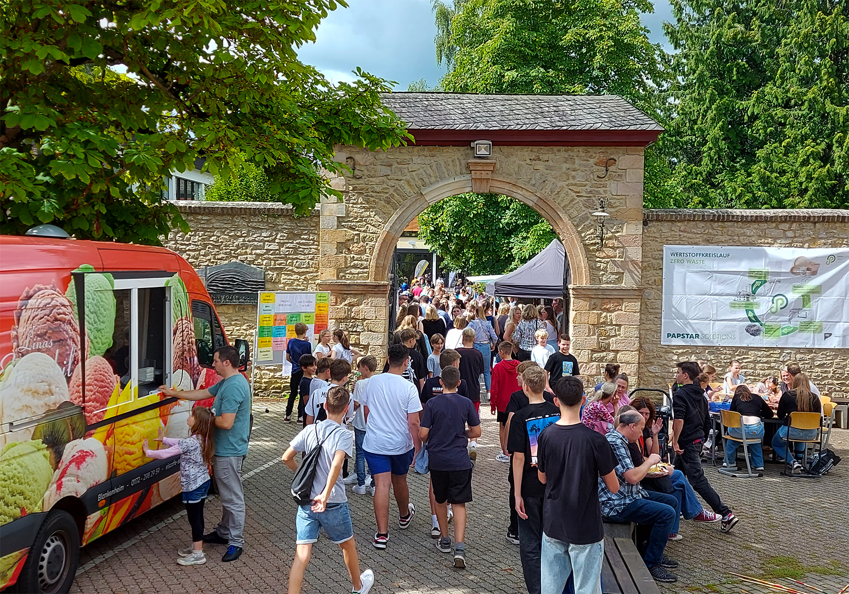 Die Schulfamilie feiert ihr Sommerfest