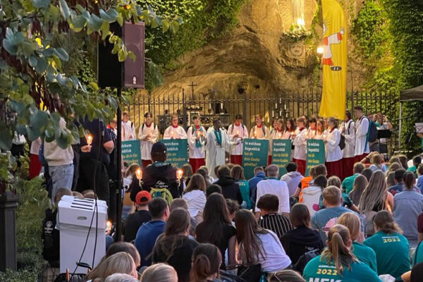 romwallfahrt-messdiener-abengottesdienst-lourdes-grotte-vatikanische-gaerten-foto-p-wieslaw romwallfahrt-messdiener-abengottesdienst-lourdes-grotte-vatikanische-gaerten-foto-p-wieslaw